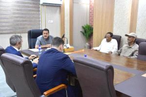 مدير أمن عدن يبحث مع مسؤول بالسفارة الروسية ترتيبات تأمين الانتخابات للرعايا الروس